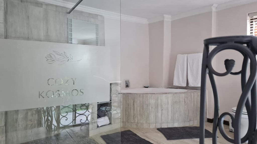 Queen Room with Balcony room - Image 3