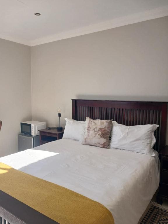 Queen Room with Pool and Dam View room - Image 1