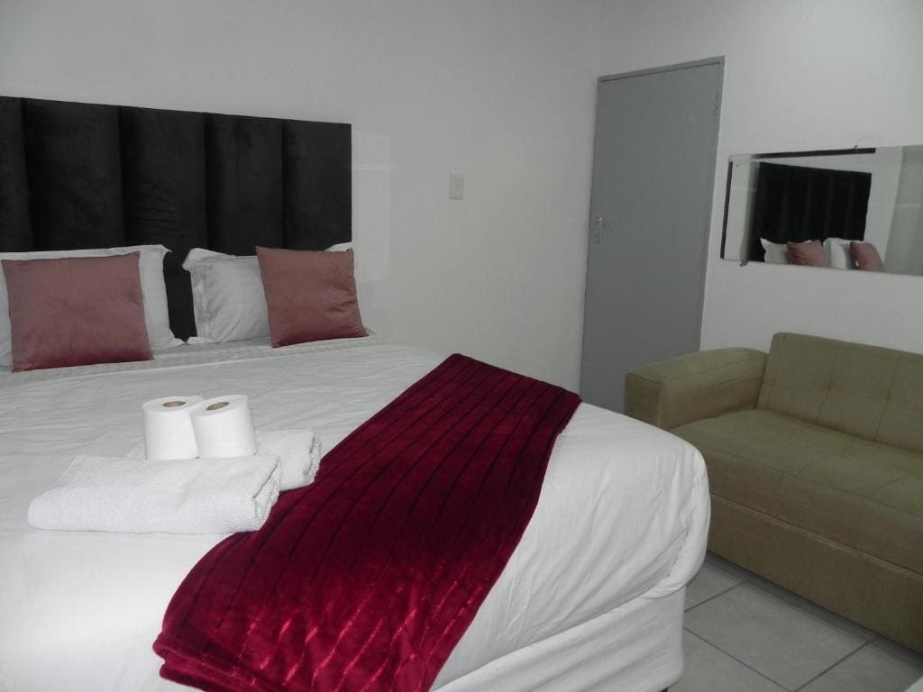 Deluxe Double Room with Shower room - Image 2
