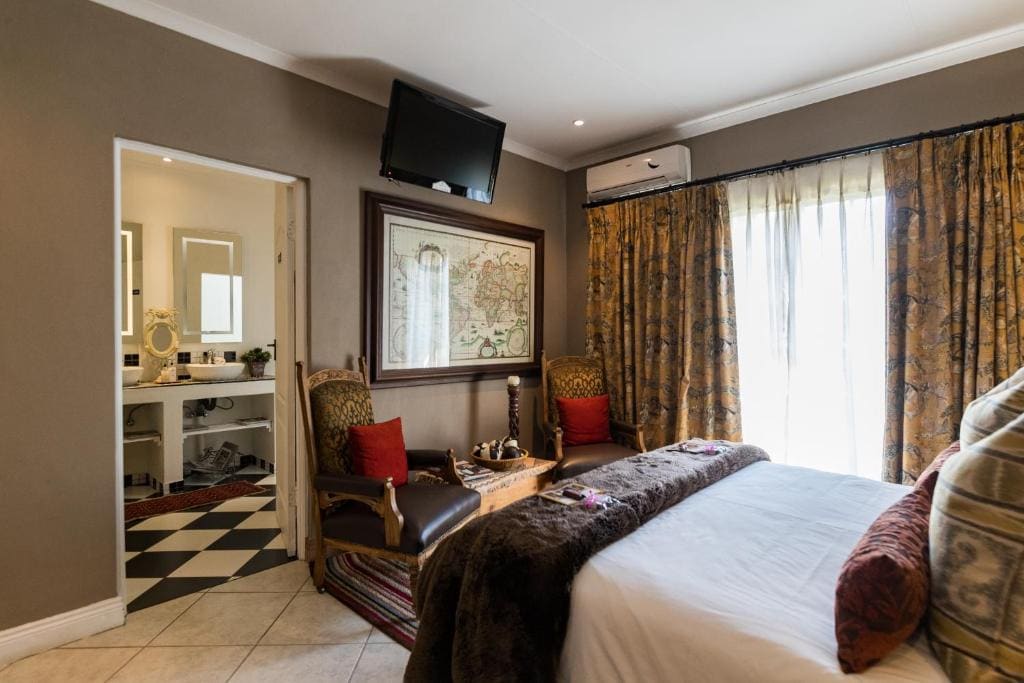 Luxury Suite with Bath and Shower room - Image 3