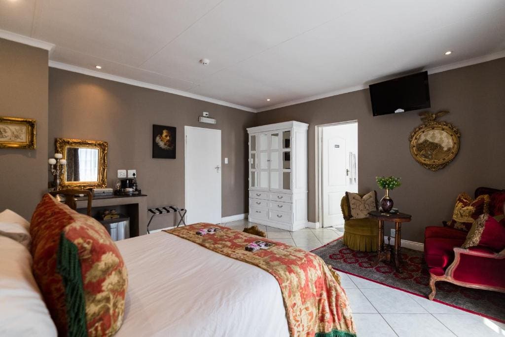 Luxury Suite with Bath and Shower room - Image 1