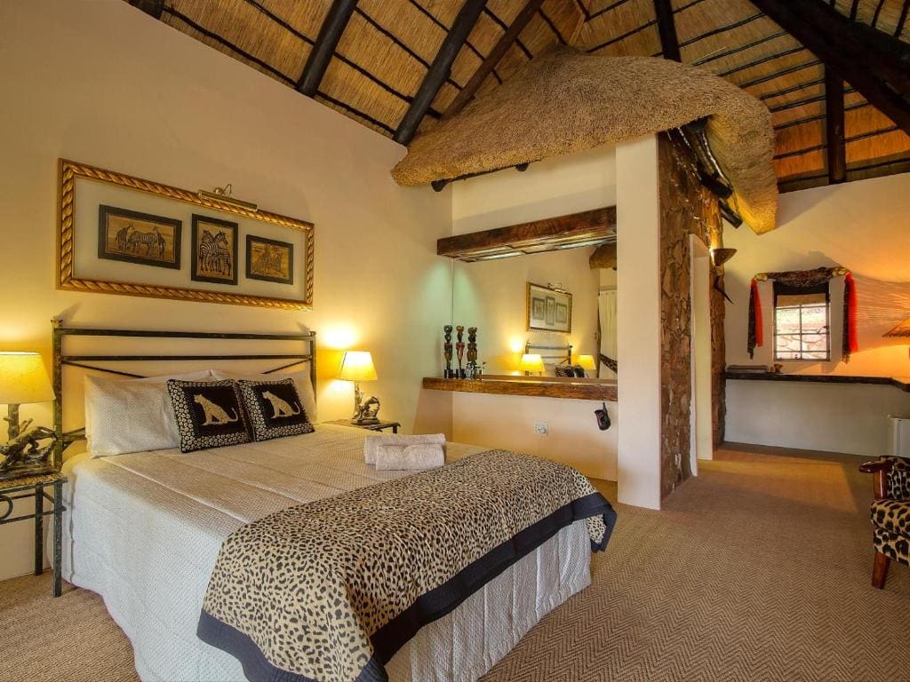 Six-Bedroom House room - Image 2