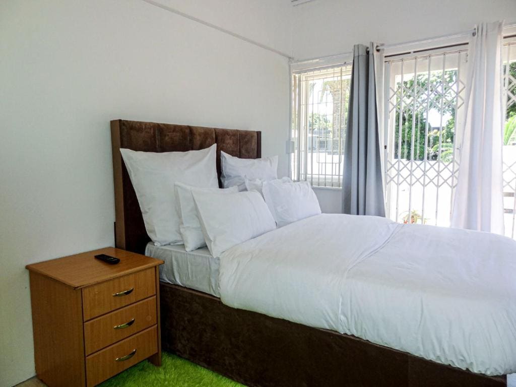 Triple Room with Shared Bathroom room - Image 1