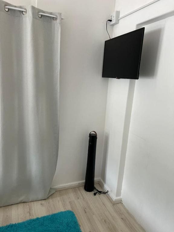 Triple Room with Shared Bathroom room - Image 2
