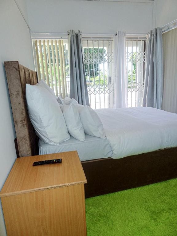 Double Room with Shared Bathroom room - Image 3