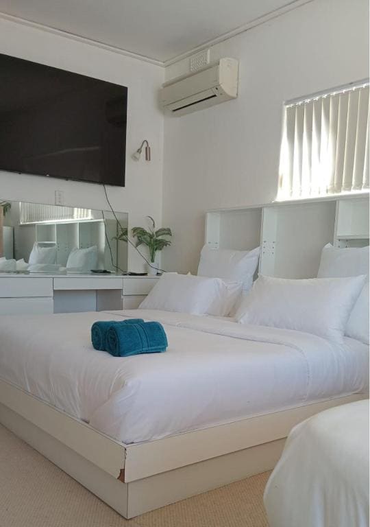 Triple Room with Shared Bathroom room - Image 3
