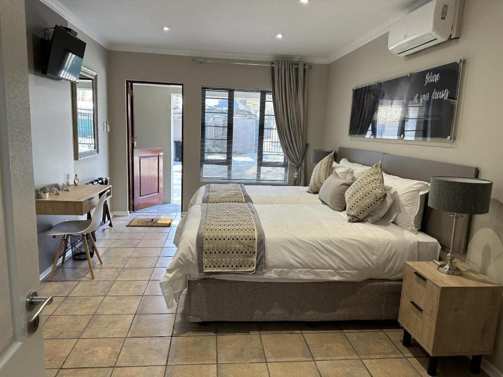 Luxury Family Room room - Image 2