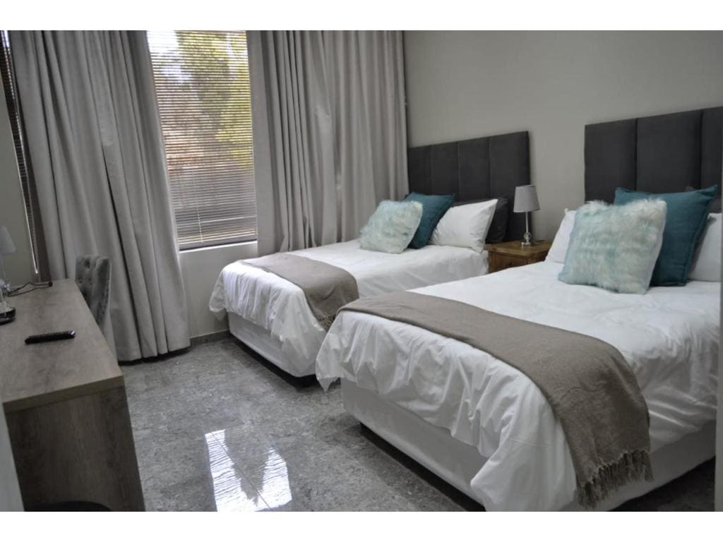 Deluxe Suite room - Image 3