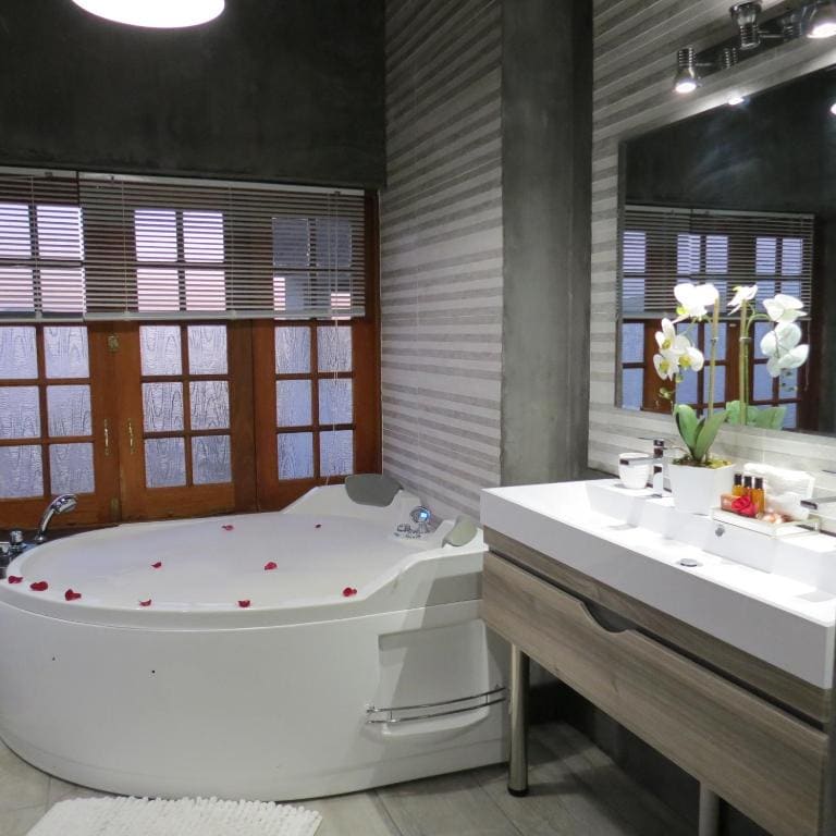 King Room with Spa Bath room - Image 2