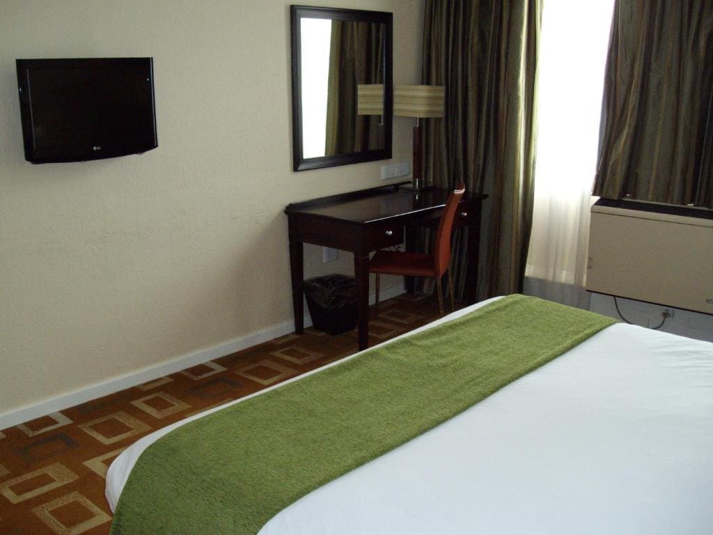 Superior Room King Bed Non-Smoking room - Image 1