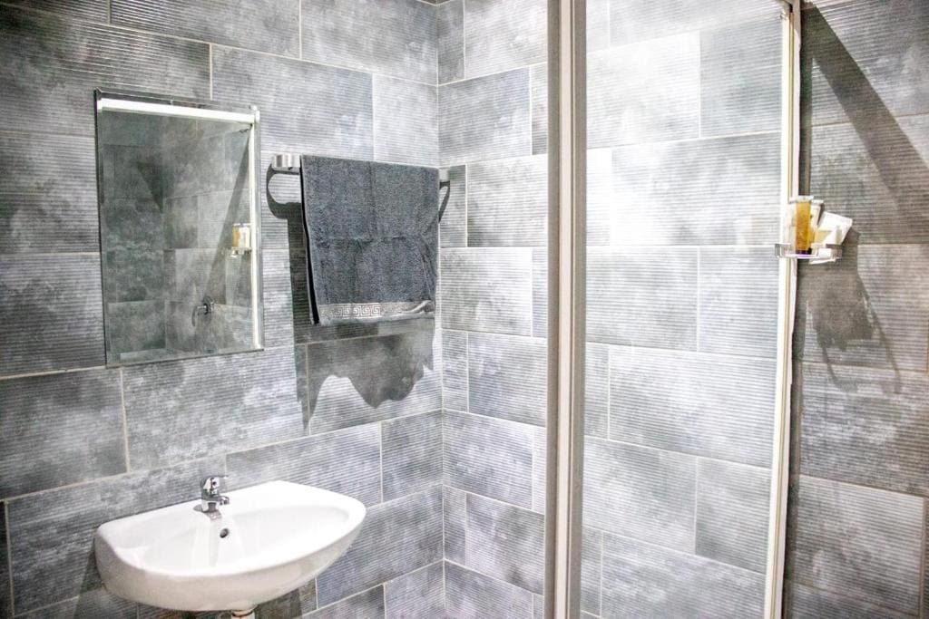 Deluxe Double or Twin Room room - Image 3