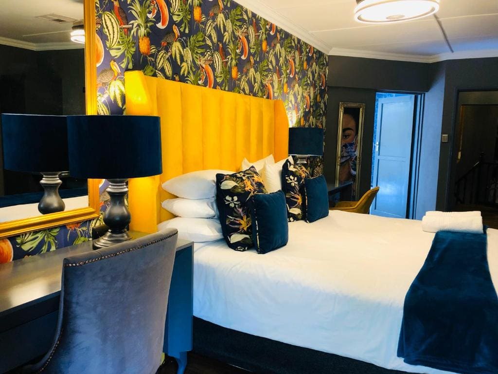 Superior Twin Room with Pool View room - Image 3
