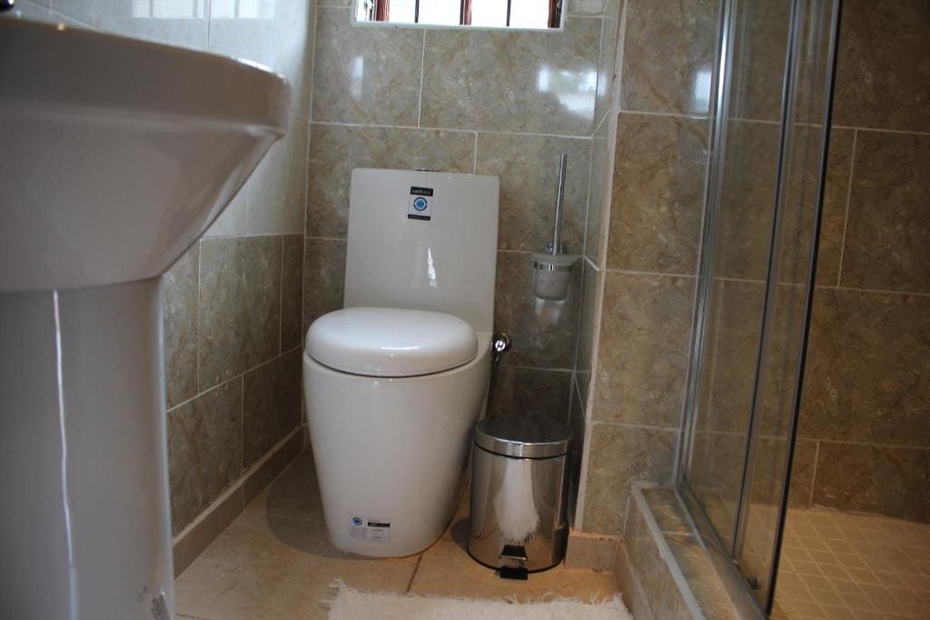 Twin Room with Shower room - Image 3
