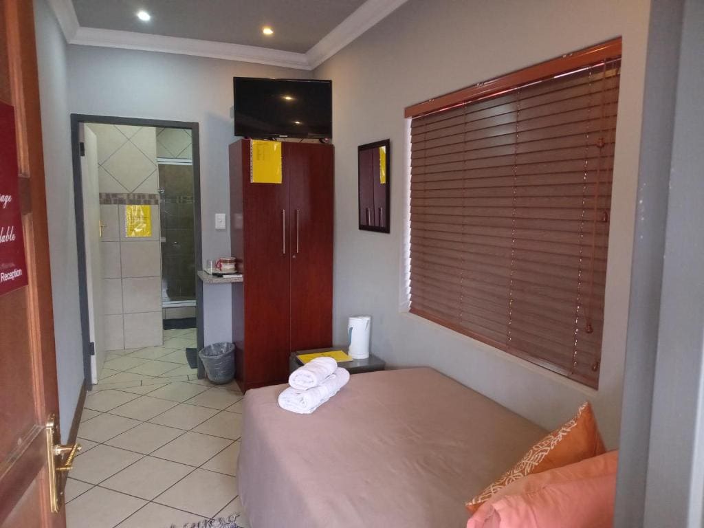 Standard Triple Room room - Image 3