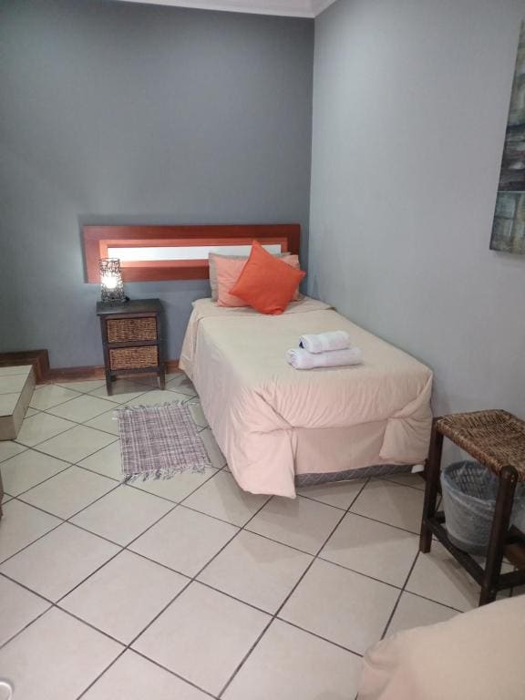 Standard Twin Room room - Image 3