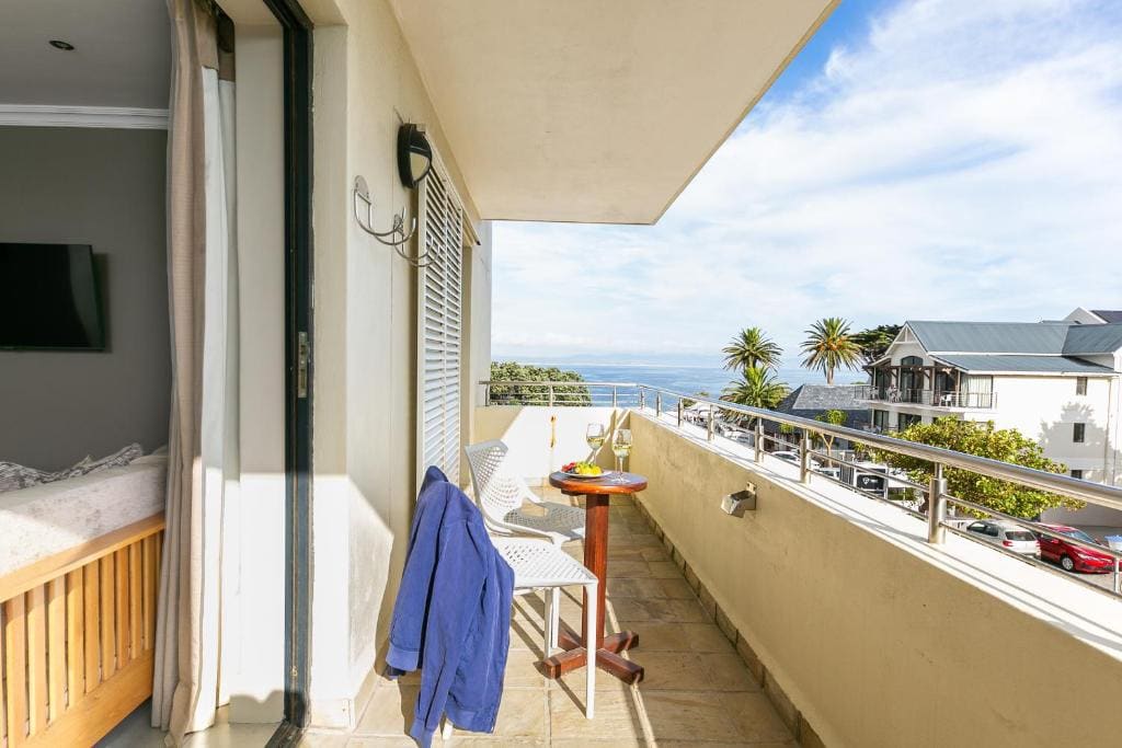 Family Room with Balcony room - Image 2