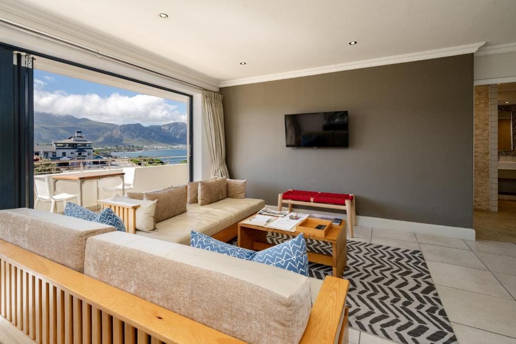Inter-Connecting 2-Bedroom Bay Residence room - Image 1