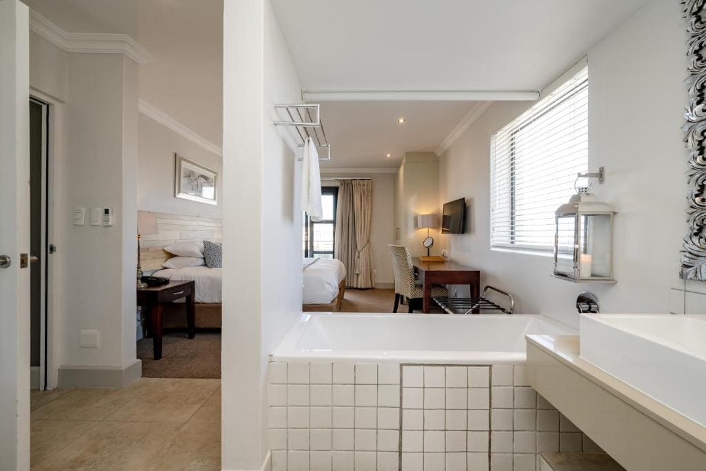 Inter-Connecting 2-Bedroom Bay Residence room - Image 3