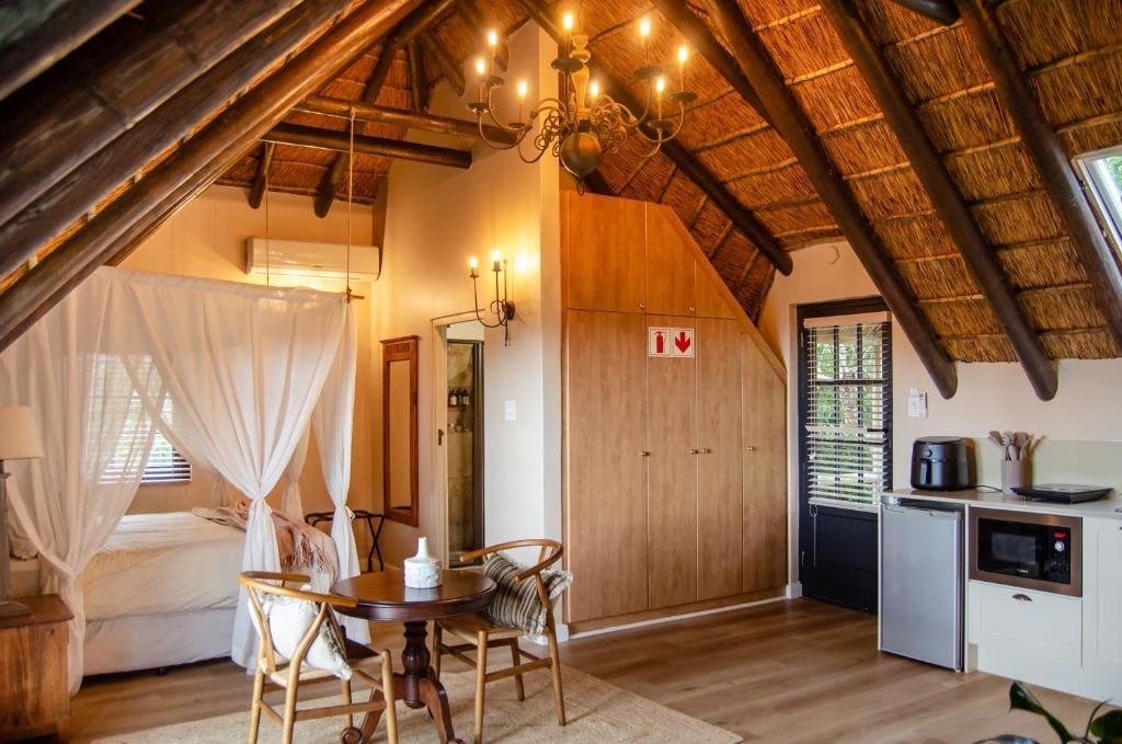 Self Catering Cottage - Amanzi room - Image 2