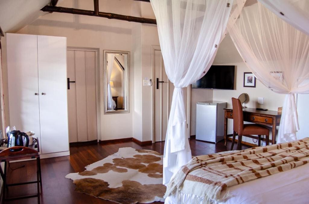 Double or Twin Room with Balcony - Nguni room - Image 2