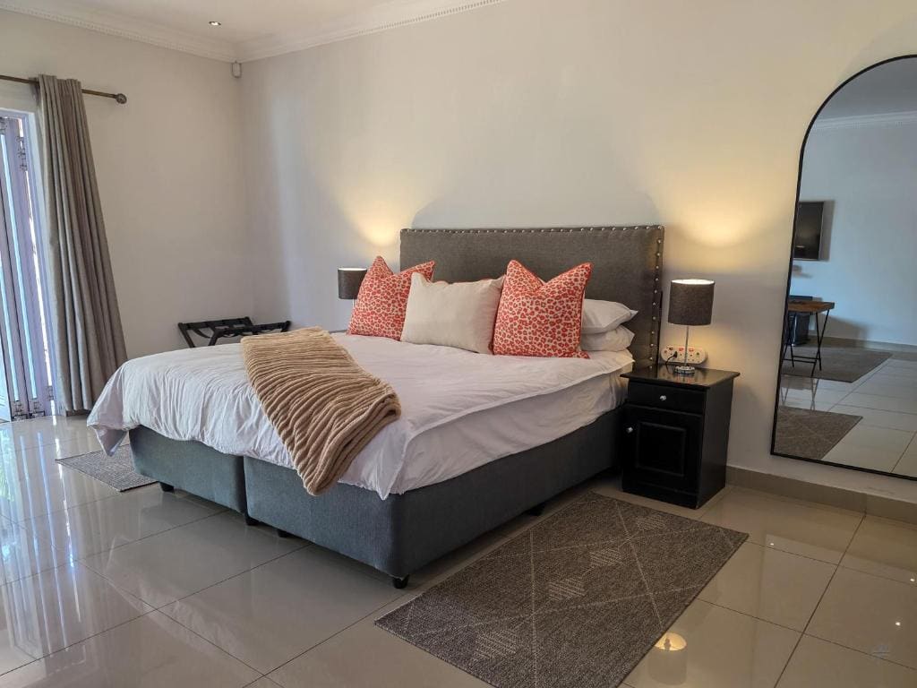 Deluxe Queen Suite room - Image 1