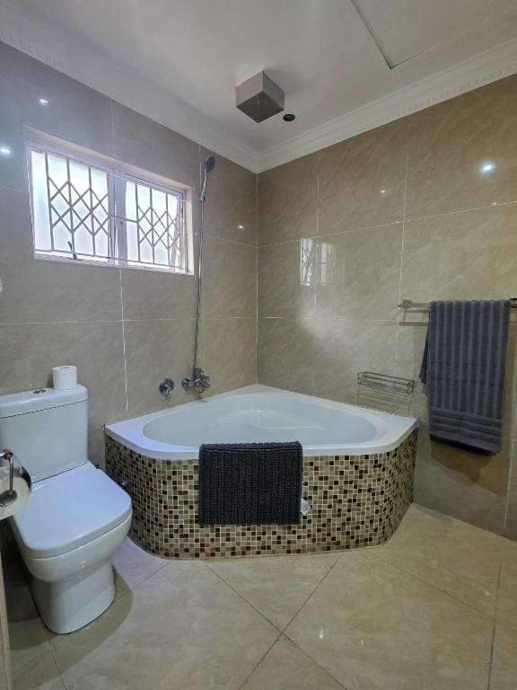 Deluxe Queen Suite room - Image 3
