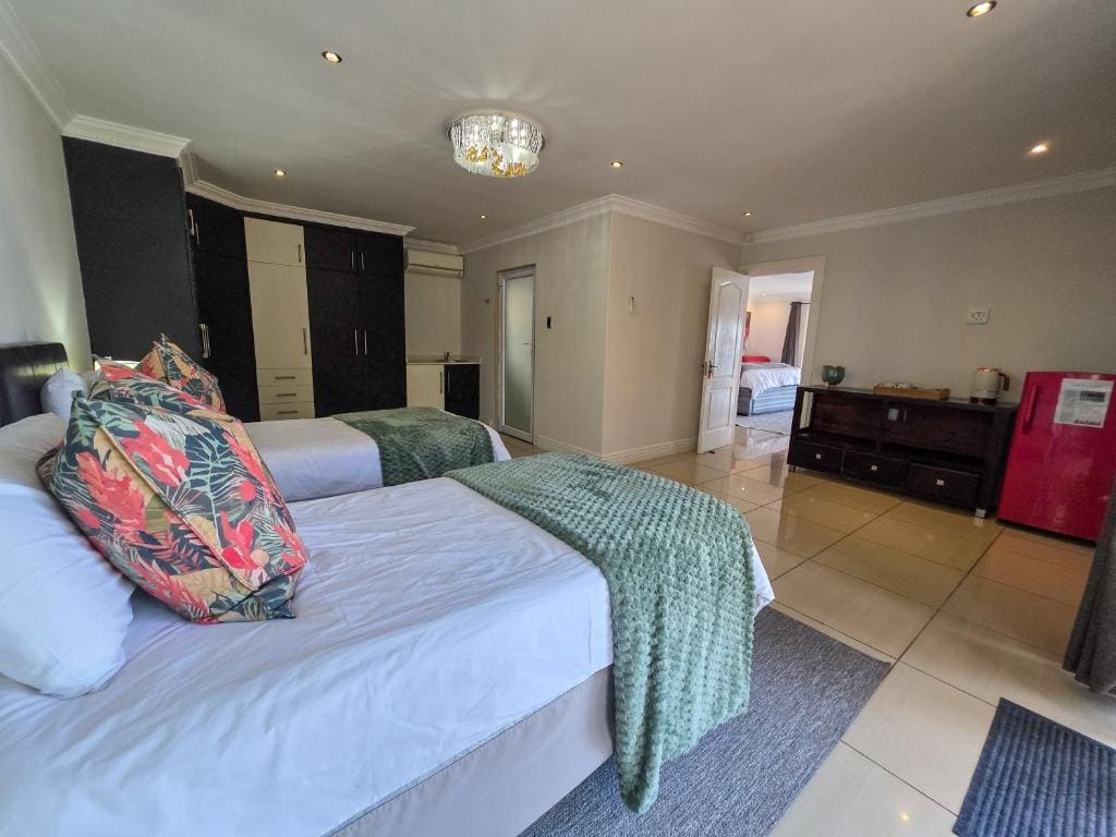 Deluxe Family Room room - Image 2