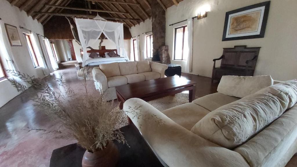 Six-Bedroom House room - Image 3