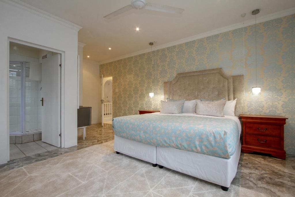 Deluxe Queen Room room - Image 2