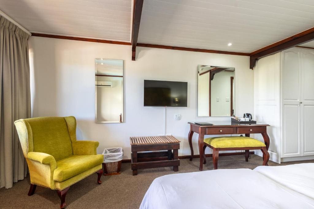 Deluxe Room in Log-Inn Wing room - Image 3
