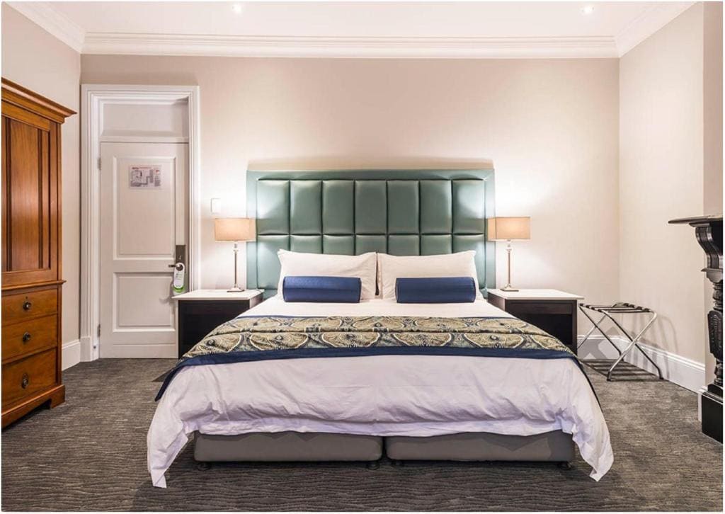 Deluxe Queen Room room - Image 2