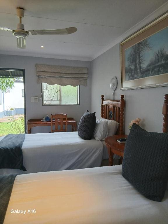 Standard Twin Room room - Image 2