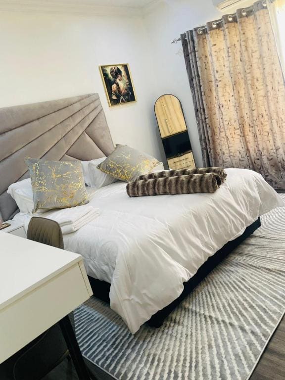 Deluxe Queen Room room - Image 1