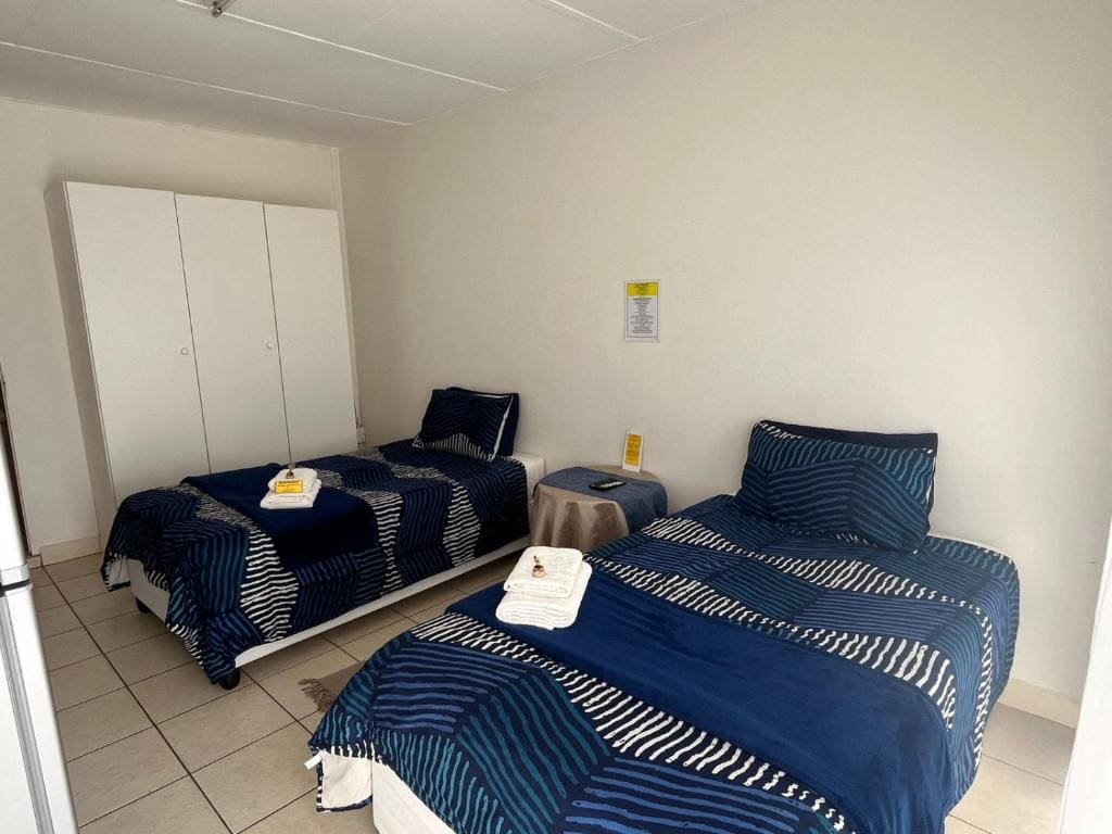 Double Room with Pool View room - Image 3