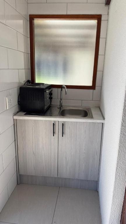 Basic Triple Room with Shared Bathroom room - Image 3
