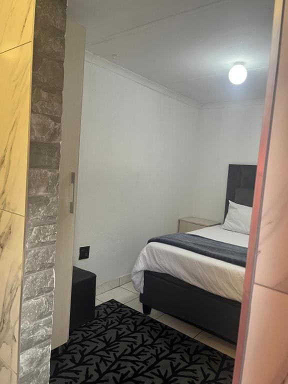 Small Double Room room - Image 2