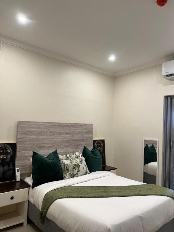 Double Room with Private Bathroom room - Image 3