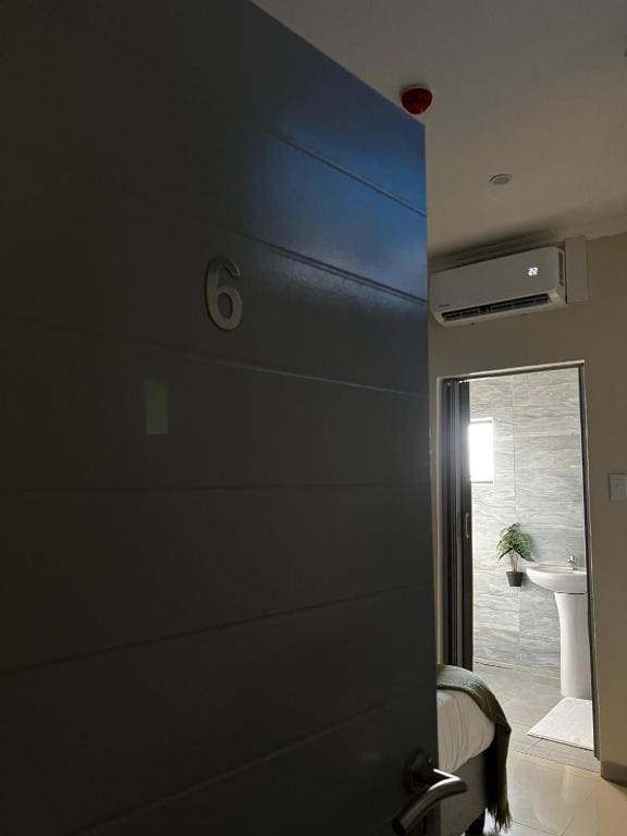 Double Room with Private Bathroom room - Image 2