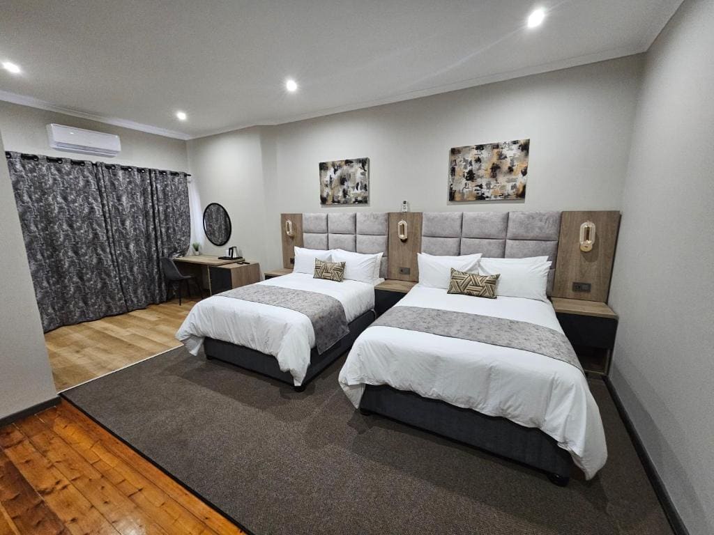 Deluxe Queen Room room - Image 2