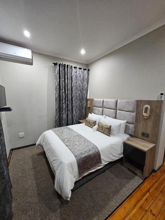 Deluxe Queen Room room - Image 3