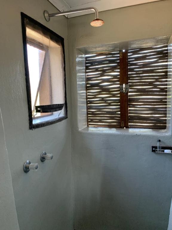 iMbamuweti Remote Self Catering Cottage room - Image 1