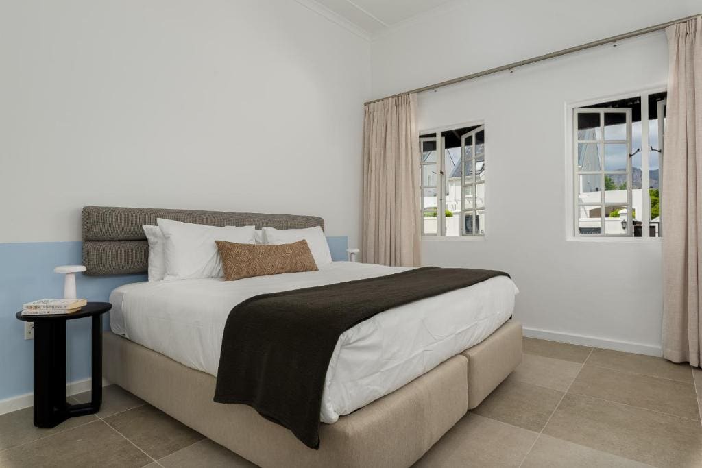 One-Bedroom Apartment room - Image 1
