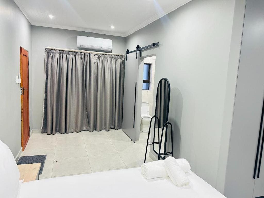 Deluxe Queen Room room - Image 1