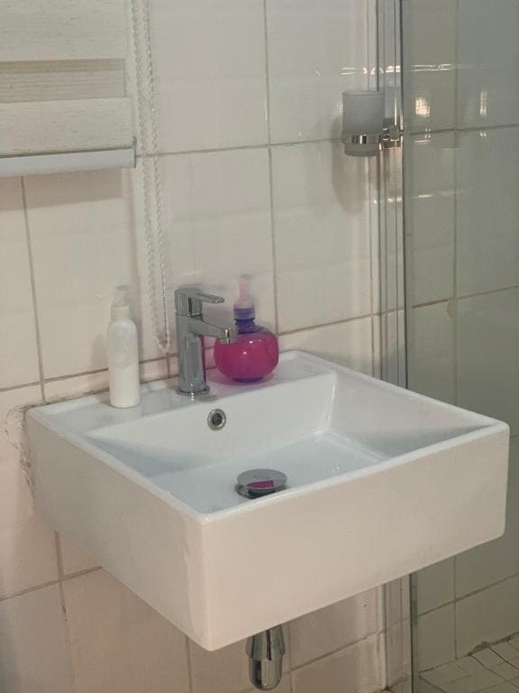 Deluxe Double Room with Shower room - Image 2