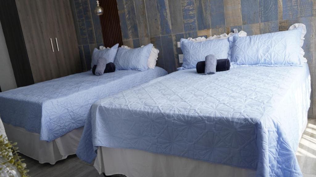 Deluxe Family Room room - Image 1