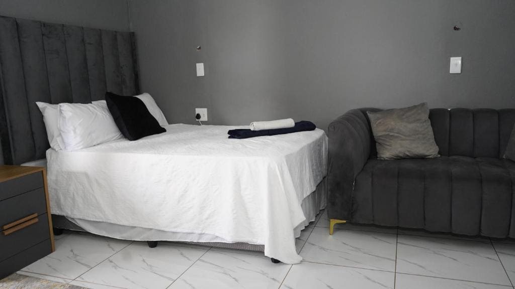 Deluxe Family Room room - Image 2