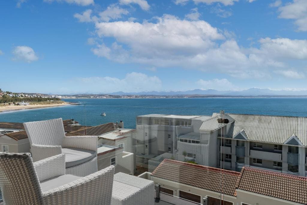 Larger Guest room, 1 King, Harbor view, Balcony room - Image 1