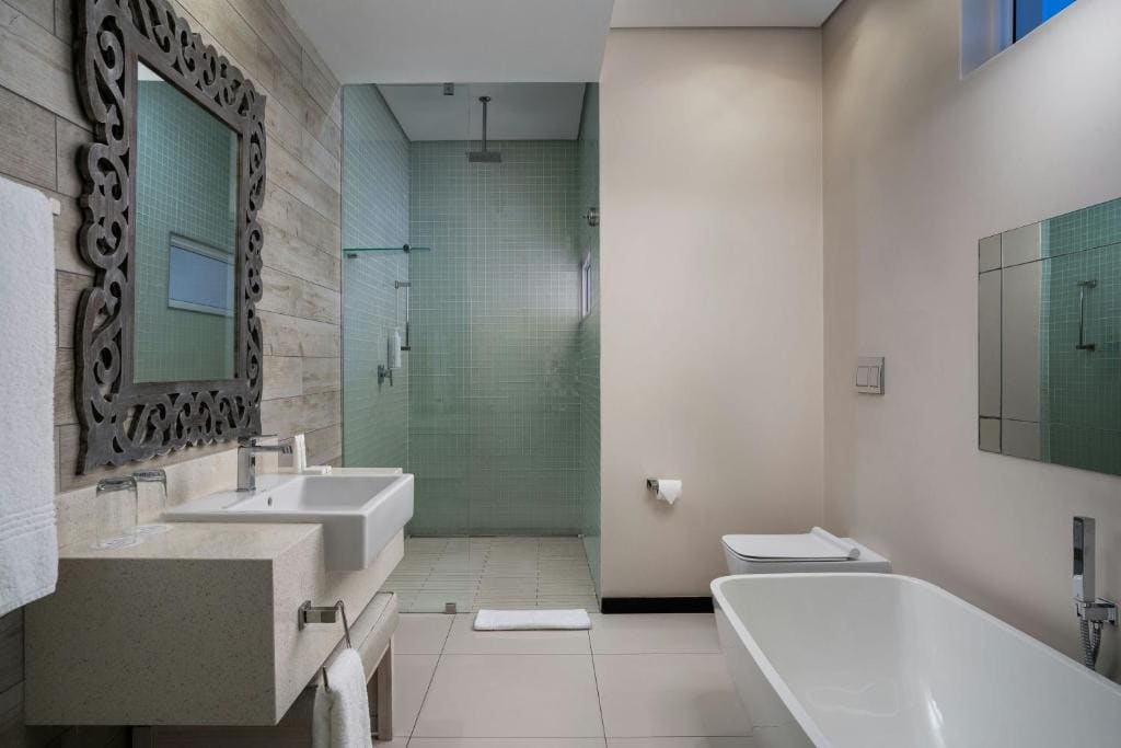 Larger Guest room, 1 King, Harbor view, Balcony room - Image 2