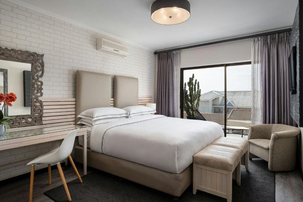 1 Bedroom Larger Suite, 1 King, Harbor view, Balcony room - Image 2