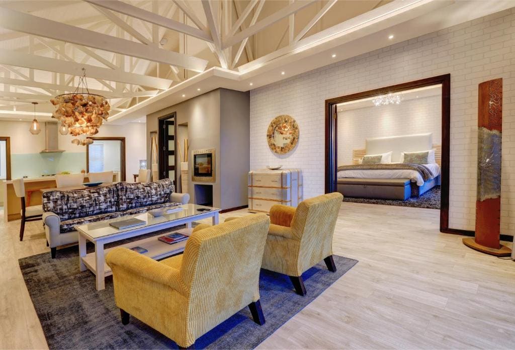 1 Bedroom Larger Suite, 1 King, Harbor view, Balcony room - Image 3